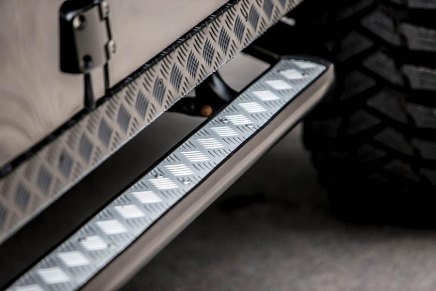 Детали экстерьера Land Rover Defender 110 James Bond Villain 2017 года  (фото 18 из 21)